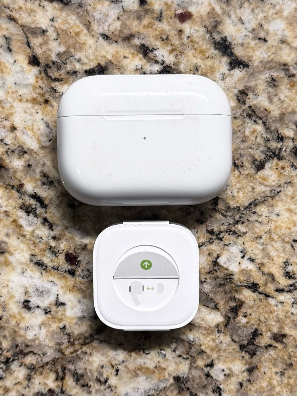 Apple AirPods Pro (1st Generation) with Wireless Charging Case (A2190)